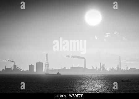 Una nave e un peschereccio per traino passando attraverso la Baia di Tokio a sunrise in Giappone. Foto Stock