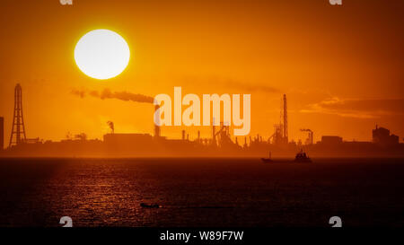 Una nave e una barca passando attraverso la Baia di Tokio a sunrise in Giappone. Foto Stock