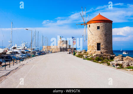 Mulini a vento sul mare nella città di Rhodes nell' isola di Rodi in Grecia Foto Stock