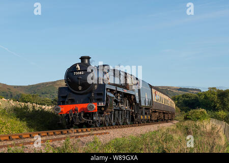 BR standard 5 No.73082 funziona un treno sulla West Somerset railway Foto Stock