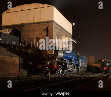 Re locomotiva classe No.6023 sorge in corrispondenza della fase di carbone a Didcot Railway centre Foto Stock