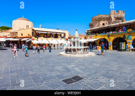 RHODES, Grecia - 13 Maggio 2018: Ippocrate fontana a Rodi città vecchia piazza principale nell' isola di Rodi in Grecia Foto Stock