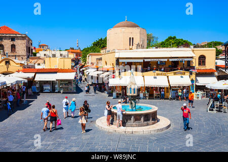 RHODES, Grecia - 13 Maggio 2018: Ippocrate fontana a Rodi città vecchia piazza principale nell' isola di Rodi in Grecia Foto Stock