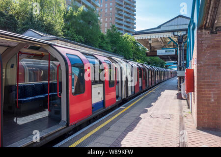 Linea centrale treno in North Acton la Stazione della Metropolitana di piattaforma, London, Regno Unito Foto Stock