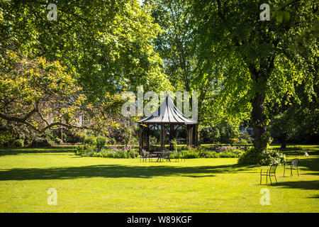 Royal Crescent Gardens, Holland Park Avenue, Notting Hill, London, Regno Unito Foto Stock