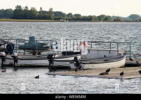 Ormeggiate barche a vela al serbatoio Farmoor, Oxfordshire, Regno Unito Foto Stock