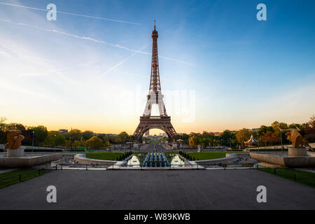 Paesaggio vista panoramica sulla torre Eiffel e il parco durante la giornata di sole a Parigi, Francia. Viaggi e Vacanze concetto. Foto Stock