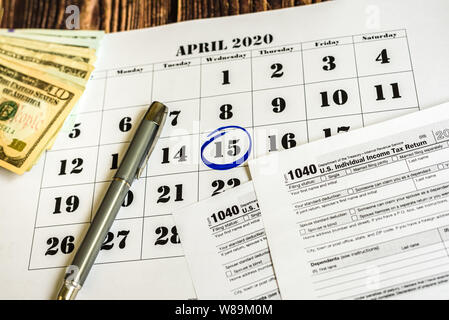 Pagamento tasse giorno, segnato su un calendario on April 15, 2020 Foto Stock