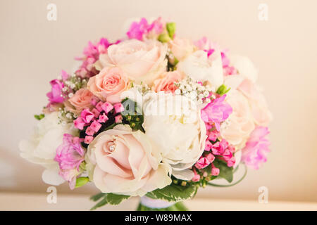 Bouquet nuziale - Bianco & Rosa rose e peonie e Freesias Foto Stock