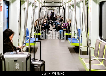 Valencia, Spagna - 13 Marzo 2019: turisti all'aeroporto viaggiando nella metropolitana auto. Foto Stock