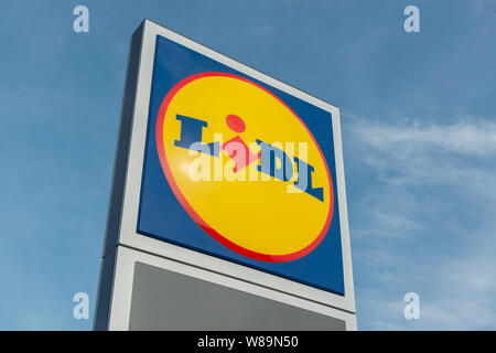 Segnaletica per il supermercato Lidl su un retail park in Baguley Manchester. (Solo uso editoriale). Foto Stock