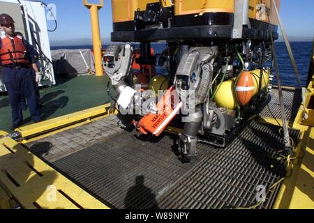 Il pilotato a distanza veicolo scorpione siede sul ponte della MV Kellie Chouest dopo aver recuperato il registratore di volo dal abbattuto Alaska Airlines 261 al largo della costa della contea di Ventura, California, nel febbraio 3, 2000. Il registratore di volo, più comunemente chiamato una scatola nera, era situata la subacquea e portato a bordo della nave da scorpione, un tethered unmanned veicolo da lavoro dalla Marina la profonda unità di sommersione veicolo senza equipaggio distacco. La MV Kellie Chouest è un militare di comando Sealift sottomarino nave di supporto. Foto Stock