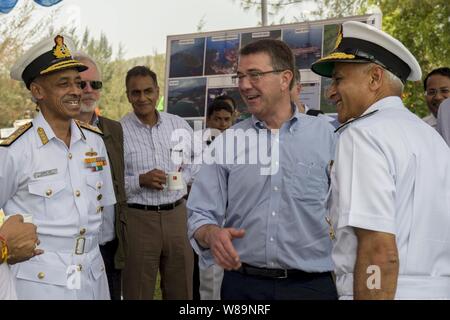 Il Segretario della Difesa di Carter di cenere, centro destra, condivide un momento di luce con indiano ufficiali navali come egli arriva a Karwar base navale in India per visitare l'Indiano portaerei INS Vikramaditya. Foto Stock