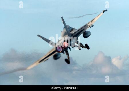 Un U.S. Navy F/A-18C Hornet lancia dal ponte di volo della USS John C. Stennis (CVN 74) su una missione programmata di esercizio Rim del Pacifico '04 nell'Oceano Pacifico, il 18 luglio 2004. Esercizio Rim del Pacifico '04 è un international maritime esercizio studiato per migliorare la tattica di competenza dei partecipanti Pacific Rim nazioni tra cui i partecipanti provenienti da Australia, Canada, Cile, Corea del Sud, Giappone, Regno Unito e Stati Uniti La Hornet è assegnato al 'Stingers' di Strike Fighter Squadron 113. Foto Stock