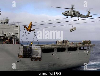 Una SH-60F Seahawk assegnato all'elicottero Anti-Submarine Squadron 2 ascensori inesplosi dal rapido supporto di combattimento nave USS Camden (AOE-2) per erogare la portaerei USS Abraham Lincoln (CVN 72) durante un rifornimento in corso operazione sul Sett. 11, 2004. La Lincoln e la sua avviato Carrier aria Wing 2 stanno attualmente conducendo operazioni di volo in preparazione per una prossima distribuzione. Foto Stock