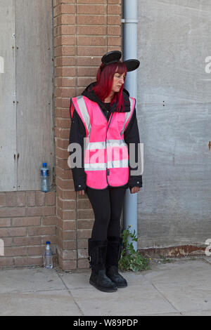 Un operatore di un Banksy Dismaland dell esposizione in Weston-super-Mare, Regno Unito il 10 settembre 2015. Foto Stock