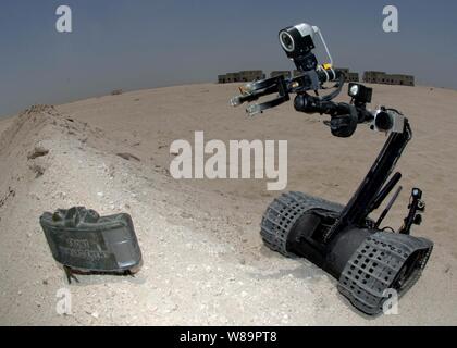 Una Marina Taloni 3B robot si avvicina a un claymore mine su una duna di sabbia durante un esercizio di formazione in un campo di addestramento in Gibuti, Africa, il 14 aprile 2005. Navy l'eliminazione degli ordigni esplosivi tecnici provenienti da unità mobile 4 Azionare il robot da posizioni sicure attraverso l'uso di monitor e apparecchiature video collegata al robot. Il robot è stato progettato per la ricerca e la distruzione di esplosivi improvvisati del dispositivo così come altro materiale esplosivo trovati comunemente in tutto l'Iraq. Foto Stock