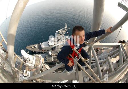 Navy Petty Officer 2a classe Ryan A. Legge controlli complessivi del radar per la corrosione ad alta sul montante del missile cruiser USS Normandia (CG 60) come l'USS Firebolt (PC) 10 e USS Typhoon (PC 5) effettuare le operazioni di rifornimento al fianco di maggio su 8, 2005. La USS Normandia, USS Typhoon e USS Firebolt stanno conducendo le operazioni di sicurezza marittima di stabilire le condizioni per la sicurezza e la stabilità nell'ambiente marittimo. La legge è una marina electronics tecnico. Foto Stock