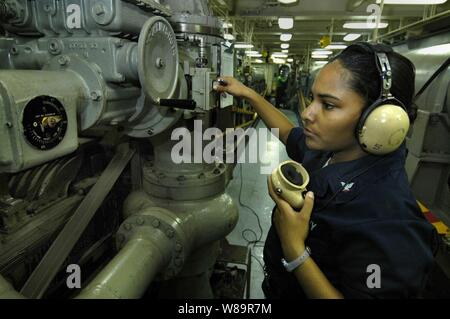 Navy Petty Officer di terza classe Shantell Robinson monitor marcia arresto manometri a bordo della portaerei USS Kitty Hawk (CV 63) durante le operazioni di volo nel Pacifico il 26 ottobre, 2005. Kitty Hawk's arresto di controllo ingranaggi il recupero di aerei di atterraggio sul ponte di volo, portandole a un arresto entro 120 piedi. Robinson, di New Orleans, in Louisiana, è una marina di aviazione di boatswain mate a bordo del veicolo. Foto Stock