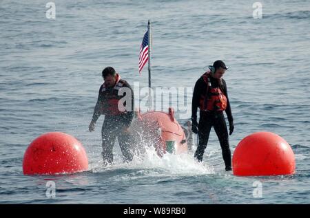 Navy Sottufficiali di 2a classe di David Tynes e John Garcia Comportamento fesa controlli pilota prima della profonda immersione veicolo di soccorso Mystic si tuffa nell'Oceano Pacifico al largo della costa della California del Sud a Dic. 14, 2005. La profonda immersione veicolo di soccorso è operativo dal supporto sottomarino nave MV Kellie Chouest. Foto Stock