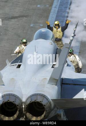 Ponte di volo diretto marinai a Navy F/A-18C Hornet di una catapulta per il lancio dalla portaerei USS Abraham Lincoln (CVN 72) come la nave opera nell'Oceano Pacifico il 16 gennaio 2006. Lincoln e la sua avviato Carrier aria Wing 2 sono la conduzione di qualifiche al largo della costa della California del Sud. Foto Stock