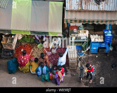 People shopping per ortaggi freschi alla trafficata strada del mercato di Nuova Delhi, India, Asia Foto Stock