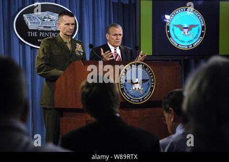 Il Segretario della Difesa Donald H. Rumsfeld gesti per fare un punto come egli risponde un reporter la questione durante un pentagono press briefing con il presidente del Comune di capi di Stato Maggiore gen. Pietro ritmo, U.S. Marine Corps, in Arlington, Virginia, il 28 marzo 2006. Rumsfeld ha parlato del suo viaggio al sito del crash del Regno volo 93 sul Sett. 11, 2001, in Shanksville, Pa., nelle sue osservazioni di apertura prima che lui e il ritmo ha avuto domande da reporter. Foto Stock