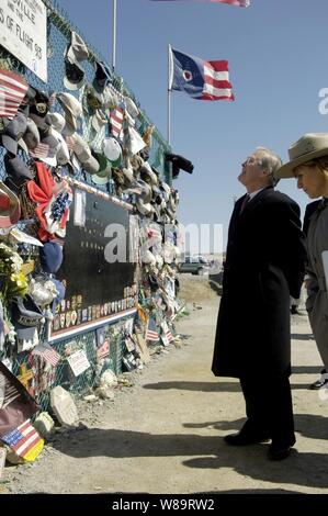 Il Segretario della Difesa Donald H. Rumsfeld viste cimeli collocato in un memoriale informale presso il sito di volo 93 National Memorial a Shanksville, Pa., il 27 marzo 2006. Un memoriale è costruita per commemorare le vittime che hanno perso la vita il sorpasso di un terrorista aereo dirottato e salvare il piano di continuare la sua missione il 7 settembre 11, 2001. Rumsfeld era in Shanksville per visitare il volo 93 National Memorial e poi proseguire per la Army War College di Carlisle, Pa. Foto Stock