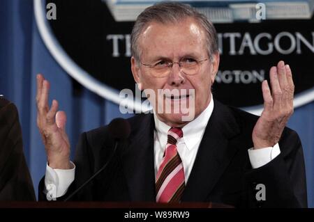 Il Segretario della Difesa Donald H. Rumsfeld parla ai giornalisti durante un pentagono press briefing in Arlington, Virginia, il 28 marzo 2006. Rumsfeld ha parlato del suo viaggio al sito del crash del Regno volo 93 sul Sett. 11, 2001, in Shanksville, Pa., nelle sue osservazioni di apertura prima di fare domande da reporter con Presidente del Comune di capi di Stato Maggiore gen. Pietro ritmo, U.S. Marine Corps. Foto Stock