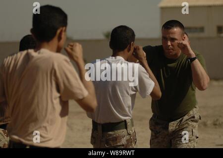 Stati Uniti Marine Corps Staff Sgt. Giuseppe Kepler insegna soldati dell'esercito iracheno il modo corretto di buttare un punzone durante il combattimento a mani nude la formazione in Husiniyah, Iraq, il 4 aprile 2006.