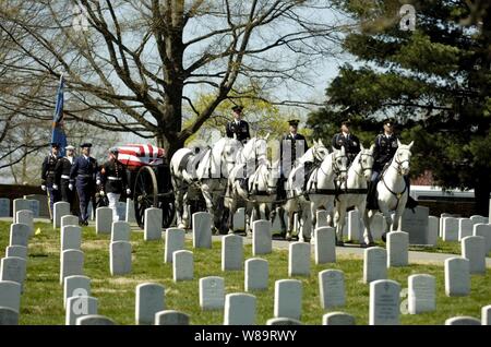 Un servizio congiunto guardia d'onore accompagna il cassettone portante il scrigno di ex Segretario della Difesa Caspar Weinberger W. come si procede attraverso il Cimitero Nazionale di Arlington in Arlington, Virginia, il 4 aprile 2006. Weinberger ha assunto l incarico il 7 gennaio 21, 1981 e servita fino a nov. 23, 1987, facendo di lui il più longevo segretario alla difesa per data. Durante la sua permanenza in carica, Weinberger ha guidato il Presidente Ronald Reagan tempo di pace accumulo di militari. Weinberger morì il 28 marzo 2006, all'età di 88. Foto Stock