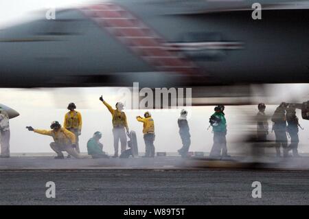 Un U.S. Navy F/A-18F Super Hornet aeromobile da Strike Fighter Squadron 102 hurtles passato ponte di volo equipaggio come catapulte dalla portaerei USS Kitty Hawk (CV 63) durante le qualifiche del gestore nell'Oceano Pacifico il 30 maggio 2006. Gli equipaggi e gli aeromobili di Carrier aria Wing 5 sono in conduzione il vettore delle qualifiche in preparazione per un periodo in corso. Foto Stock