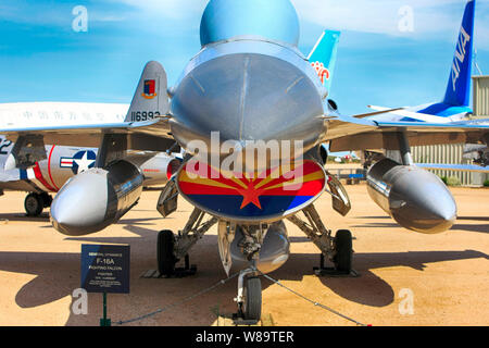 General Dynamics F-16A USAF aereo da combattimento in mostra al Pima Air & Space Museum, Tucson, AZ Foto Stock