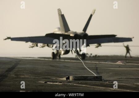 Un F/A-18F Super Hornet aeromobile ganci uno dei quattro fili di arresto come si atterra sul ponte di volo della USS Enterprise (CVN 65) sotto il titolo nel Mar Arabico il 7 settembre 26, 2006. L'Enterprise e avviato Carrier aria Wing 1 sono in sei mesi di distribuzione nel supporto del le operazioni di sicurezza marittima. Foto Stock