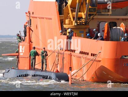La ricerca navale sommergibile NR-1 docks accanto al supporto sottomarino nave MV Carolyn Chouest alla stazione navale di Norfolk, Virginia, su 24 Ottobre, 2006. NR-1 è la marina più piccolo e solo sottomarino di ricerca. La nave effettua ricerca subacquea e recupero, ricerche oceanografiche missioni, installazione e manutenzione di attrezzature subacquee fino a una profondità di circa un miglio e mezzo a. Foto Stock
