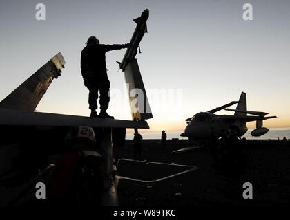 Stati Uniti Marina ponte di volo il suo equipaggio fine manutenzione aeromobili controlli dopo una lunga giornata di operazioni di volo sulla portaerei USS John C. Stennis (CVN 74) su nov. 7, 2006. Stennis serve come ammiraglia per Commander, Carrier Strike gruppo 3 in una task force comune esercizio. Foto Stock