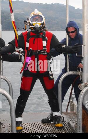 Stati Uniti Navy Petty Officer 2a classe Ryan Steinkemp assegnata come un sommozzatore per la USS salvaguardare (ARS 50) sorge su una piattaforma di immersione prima di al-ancora le operazioni di immersione al largo della costa di Sasebo, Giappone, a gennaio 30, 2007. La salvaguardia sta conducendo le operazioni di immersione per aumentare le competenze come la nave si avvicina a bi-laterale impegni di formazione in tutto il Pacifico occidentale Regione. Foto Stock