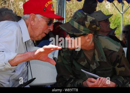 Battaglia di Iwo Jima superstite Maurice L. Richardson parla con gli Stati Uniti Navy Adm posteriore. Carol M. Pottenger durante una cerimonia di commemorazione del 62o anniversario della battaglia di Iwo Jima su Iwo Jima, il Giappone, il 14 marzo 2007. La commemorazione onori americano e giapponese veterani e celebra l'unità tra le due nazioni dopo la fine della battaglia e della II Guerra Mondiale. Pottenger è il comandante, Expeditionary Strike gruppo 7, Task Force 76. Foto Stock