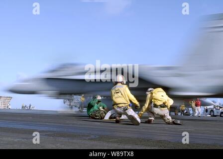 Stati Uniti Navy Lt. La Cmdr. Jason il legno e il tenente Matteo Ligon duck come un F/A-18C Hornet si lancia da una catapulta a bordo della USS Nimitz CVN (68) come la portaerei conduce operazioni di volo nell'Oceano Pacifico il 20 aprile 2007. La Nimitz Carrier Strike gruppo viene distribuito a sostegno delle operazioni negli Stati Uniti Comando centrale area di responsabilità. Foto Stock
