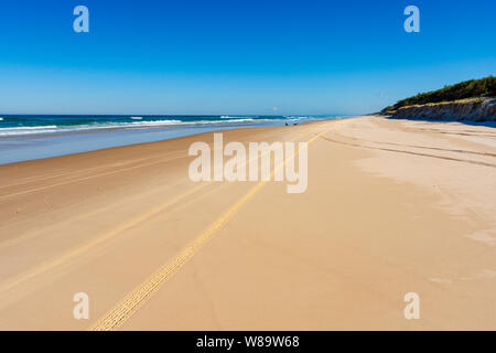 Tracce di pneumatici sulla spiaggia Foto Stock