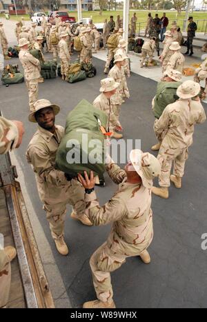 Stati Uniti Navy Seabees dalla base navale di Mobile Battaglione di costruzione 3 caricare loro mare sacchi su un carrello a base navale contea di Ventura in Port Hueneme, California, il 6 aprile 2008. La Seabees sono la partenza in sei mesi di distribuzione per l'Iraq. Foto Stock