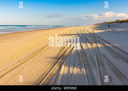 Tracce di pneumatici sulla spiaggia Foto Stock