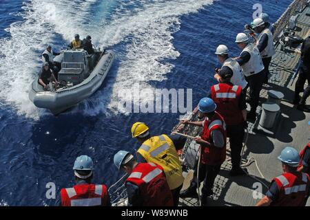 Stati Uniti I marinai della marina in stand by come uno scafo rigido gommone si avvicina al lato a tribordo della guidato-missile destroyer USS John S. McCain (DDG 56 durante il marinaio training mentre in corso nell'Oceano Pacifico sulla luglio 15, 2008. Foto Stock