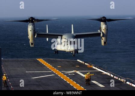 Una V-22 Osprey aeromobile assegnati per mezzo marino Tiltrotor Squadron 263 atterra sul ponte di volo dell'multipurpose Amphibious Assault nave USS Bataan (LHD 5) mentre è in corso nell'Oceano Atlantico su luglio 8, 2008. Foto Stock