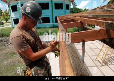 Stati Uniti Navy Seabee Steven Cline, del Navy Mobile Battaglione di costruzione 133, effettua le regolazioni durante la ricostruzione del Mwan scuola elementare come parte di un'ingegneria civile Programma d'azione in Chuuk, Micronesia, su agosto 23, 2008. Pacific Partnership è un esercizio che prevede le comunità locali con vari medici, dentistici e ingegneria azione civica programmi incentrati su assistenza umanitaria. Foto Stock