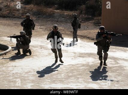 Stati Uniti Marines dalla società Eco, 2° Battaglione, 1° Divisione Marine spostare da punto a punto durante una guerriglia urbana sessione di allenamento come parte di un esercizio di simulazione di città, conosciuta come città di combattimento, a Camp Pendleton, California, su agosto 12, 2008. Foto Stock