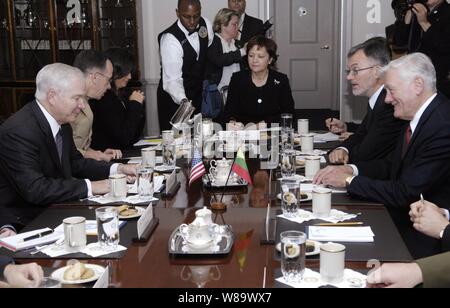 Il Segretario della Difesa Robert M. Gates (sinistra) e Presidente lituano Valdas Adamkus (destra) condividono una risata durante un pranzo di lavoro al Pentagono il 7 settembre 29, 2008. Foto Stock