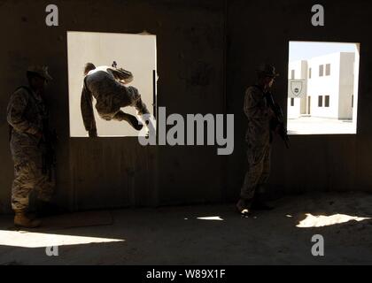 Stati Uniti Marine Corps Lance cpl. Travis Beckford (sinistra) e Kyle Nance e Cpl. Ryan Burke (destra), tutti dal quarto plotone, flotta anti-terrorismo Security Team, passate attraverso gli edifici durante un accordo bilaterale in materia di Urban Assault formazione di Sheik Isa, Bahrein, su nov. 20, 2008. I marines sono distribuiti negli Stati Uniti Navy Quinta Flotta area di operazioni a sostegno della sicurezza marittima operazioni. Foto Stock