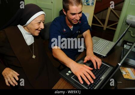 Stati Uniti Navy Petty Officer di 2a classe di Andrew Bryson, assegnato all'assalto anfibio nave USS Kearsarge (LHD 3), insegna Suor Helena della suora Carmelitana, convento come utilizzare internet in Belmont, Trinidad e Tobago, su nov. 3, 2008. La Kearsarge è distribuito come supporto della fase dei Caraibi di aiuti umanitari e di civica la missione di assistenza promessa continua 2008, un pari-missione di partenariato che coinvolga gli Stati Uniti, Canada, Paesi Bassi, Brasile, Nicaragua, Colombia, Repubblica Dominicana, Trinidad e Tobago e della Guyana. Foto Stock