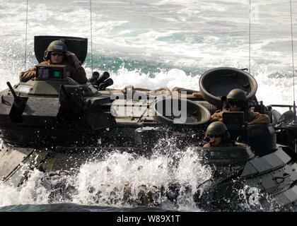 Un assalto anfibio veicolo assegnato al XXVI Marine Expeditionary Unit manovre verso il dock anfibio sbarco nave USS Carter Hall (LSD 50) mentre è in corso nel Golfo Persico su nov. 28, 2008. Il Carter Hall è distribuito negli Stati Uniti Quinta Flotta area di responsabilità con il Iwo Jima Expeditionary Strike gruppo. Foto Stock